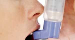 El asma de difícil control woman-using-an-inhaler