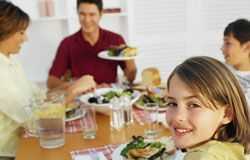 Comer en familia: un hábito saludable 090210_ComidaFamilia
