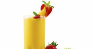 El poder de los zumos y sus combinaciones mango-smoothie_6434556-300x240