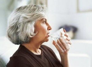 El agua en las personas mayores 151878-mayores_beber_hidratarse_large1