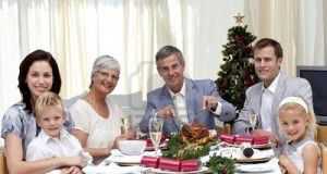 5856356-familia-de-comer-pavo-en-nochebuena-cena-en-casa1