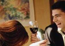 chico-y-chica-brindando-con-vino-tinto