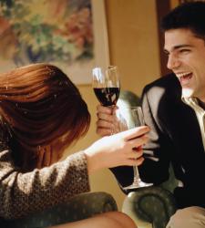 chico-y-chica-brindando-con-vino-tinto