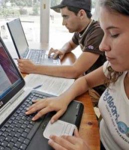 Aumenta la adicción a Internet en jóvenes españoles jovenes-trabajando-en-computadoras-300x3501