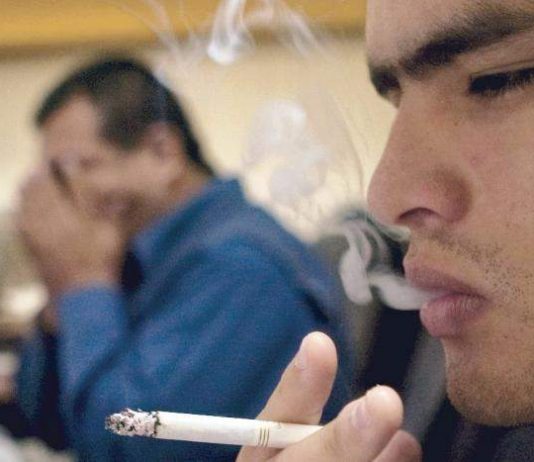 De qué manera fumar causa cáncer de pulmón Fumar1