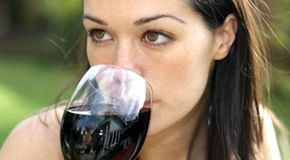 beber-alcohol-piel