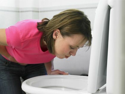 Los vómitos en el embarazo vomitando