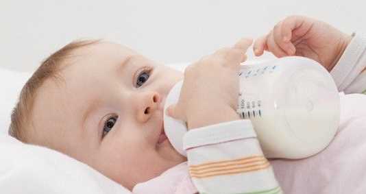 La leche de formula favorece el estreñimiento en los bebes lechebebe