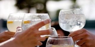 Beber-alcohol-incluso-con-moderación-puede-aumentar-el-riesgo-cardíaco-de-ciertas-personas