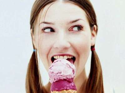 Adicción al azúcar por fluctuaciones hormonales helado-antojo